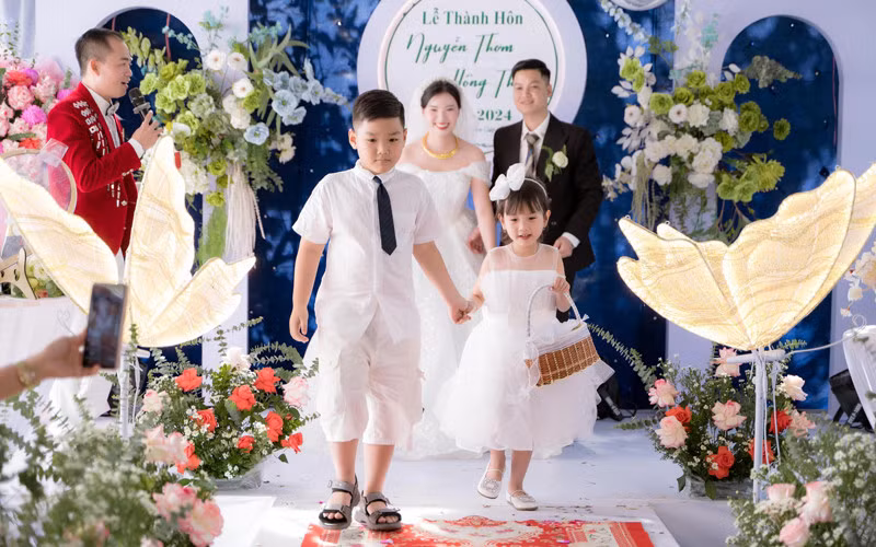 Tình yêu đẹp được hai bên gia đình ủng hộ nhiệt tình. Tình yêu đẹp được hai bên gia đình ủng hộ nhiệt tình.