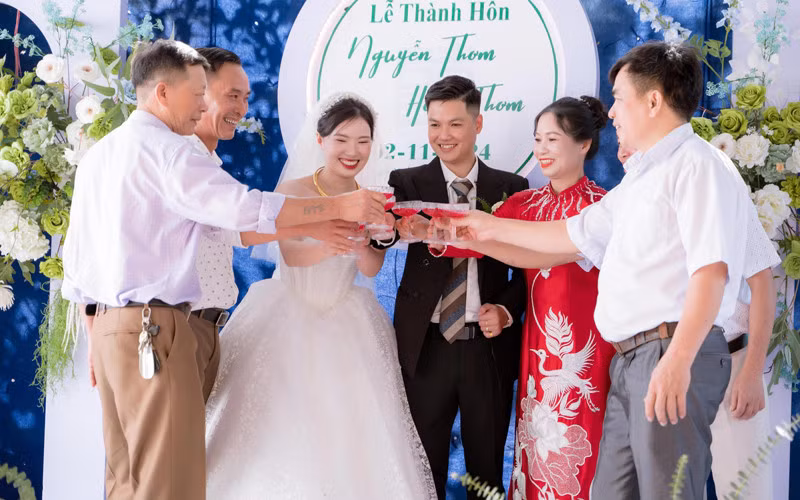 Tình yêu đẹp được hai bên gia đình ủng hộ nhiệt tình. Tình yêu đẹp được hai bên gia đình ủng hộ nhiệt tình.