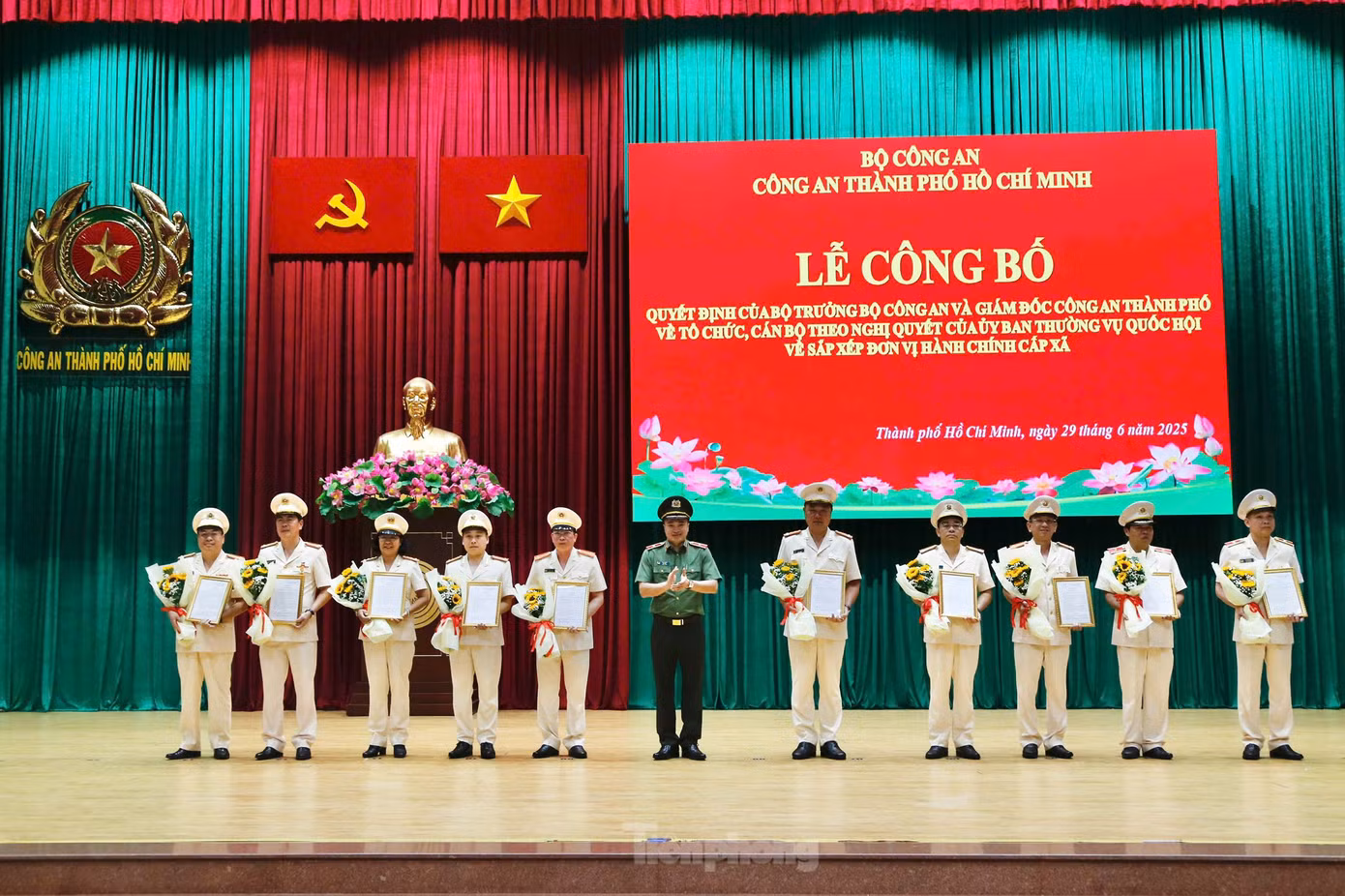 Thừa ủy quyền của lãnh đạo Bộ Công an, Thiếu tướng Mai Hoàng trao các quyết định cho các phó Giám đốc Công an TPHCM. Ảnh: H.T. Thừa ủy quyền của lãnh đạo Bộ Công an, Thiếu tướng Mai Hoàng trao các quyết định cho các phó Giám đốc Công an TPHCM. Ảnh: H.T.