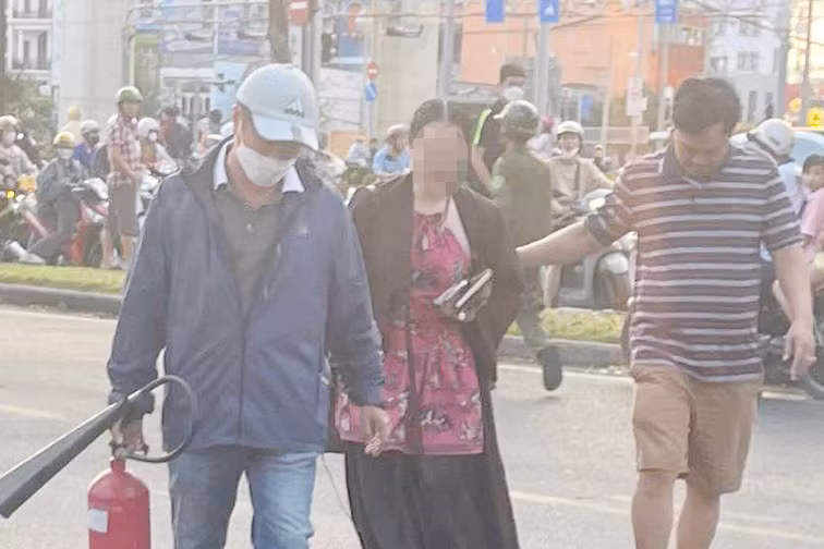 Nguyễn Thị Thanh Ngọc rời khỏi ô tô sau tai nạn. Ảnh: C.A.