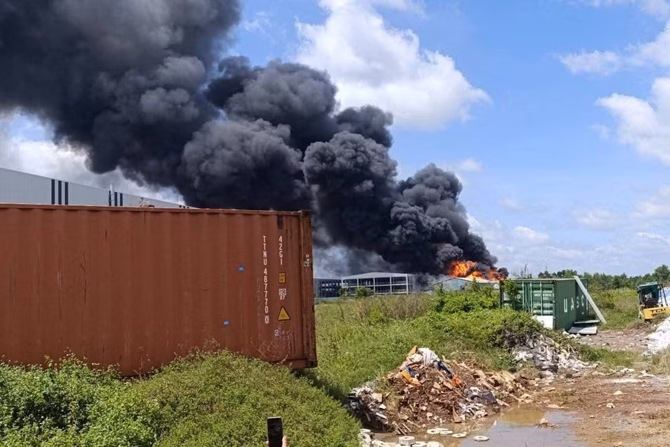 Khói đen và lửa bốc lên từ đám cháy.