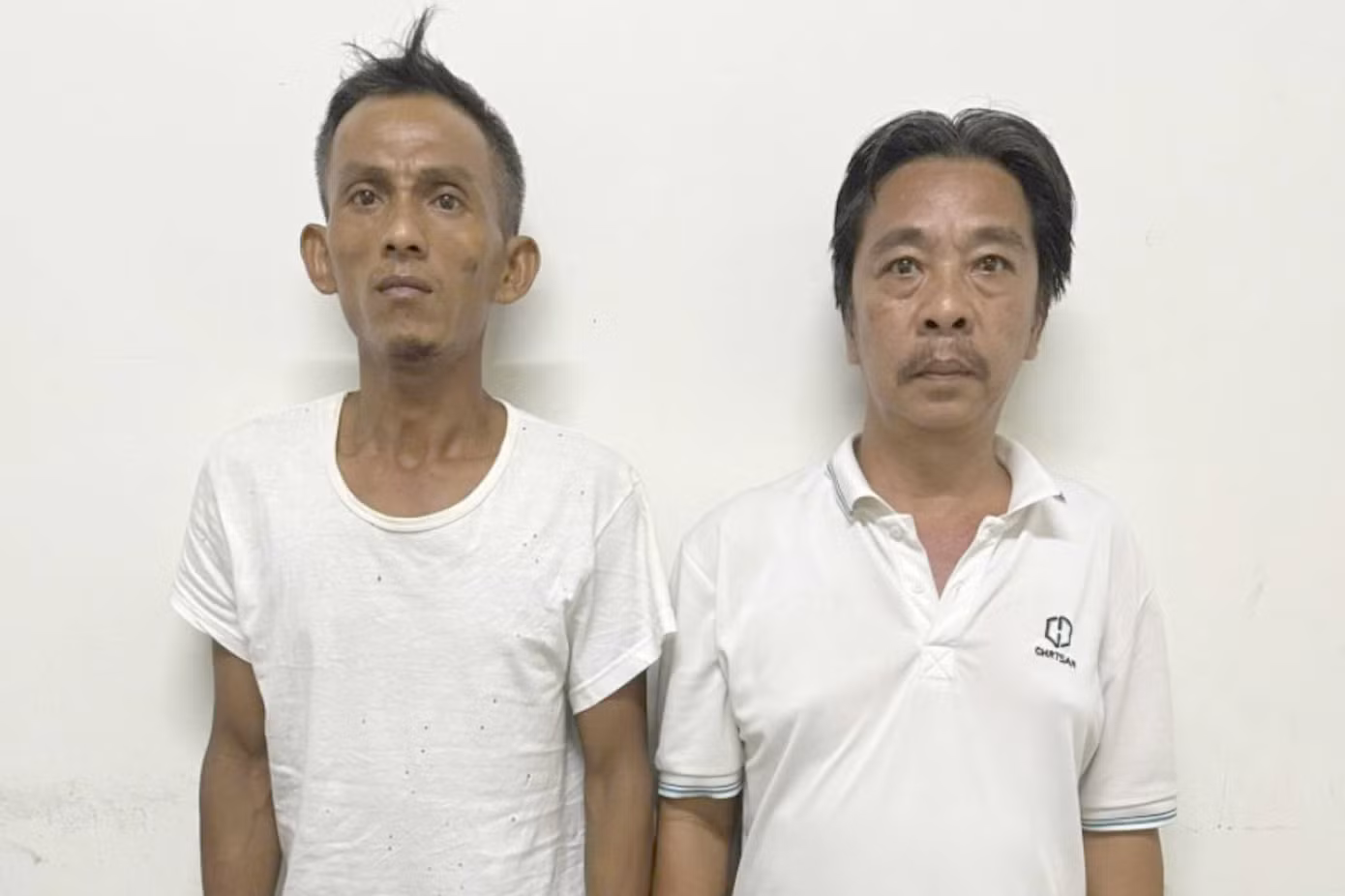 Đối tượng Tuấn (bên trái) và Hòa tại cơ quan công an. Ảnh: Công an cung cấp. Đối tượng Tuấn (bên trái) và Hòa tại cơ quan công an. Ảnh: Công an cung cấp.