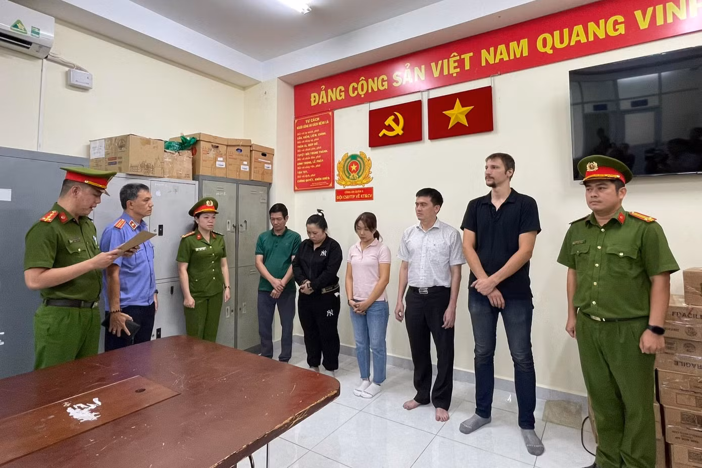 Cơ quan công an tống đạt các quyết định đối với ông Hải (thứ 3 từ phải sang) cùng đồng phạm. Ảnh: Công an cung cấp. Cơ quan công an tống đạt các quyết định đối với ông Hải (thứ 3 từ phải sang) cùng đồng phạm. Ảnh: Công an cung cấp.