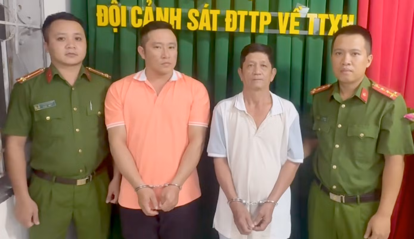 Hai bố con ông Phương tại cơ quan công an. Ảnh: C.A.