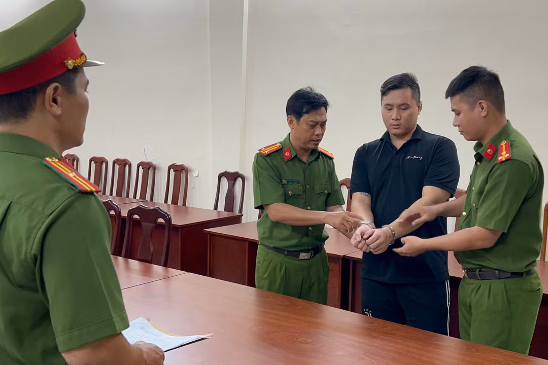Cơ quan công an tống đạt các quyết định đối với Võ Hải Đương. Ảnh: Công an cung cấp. Cơ quan công an tống đạt các quyết định đối với Võ Hải Đương. Ảnh: Công an cung cấp.
