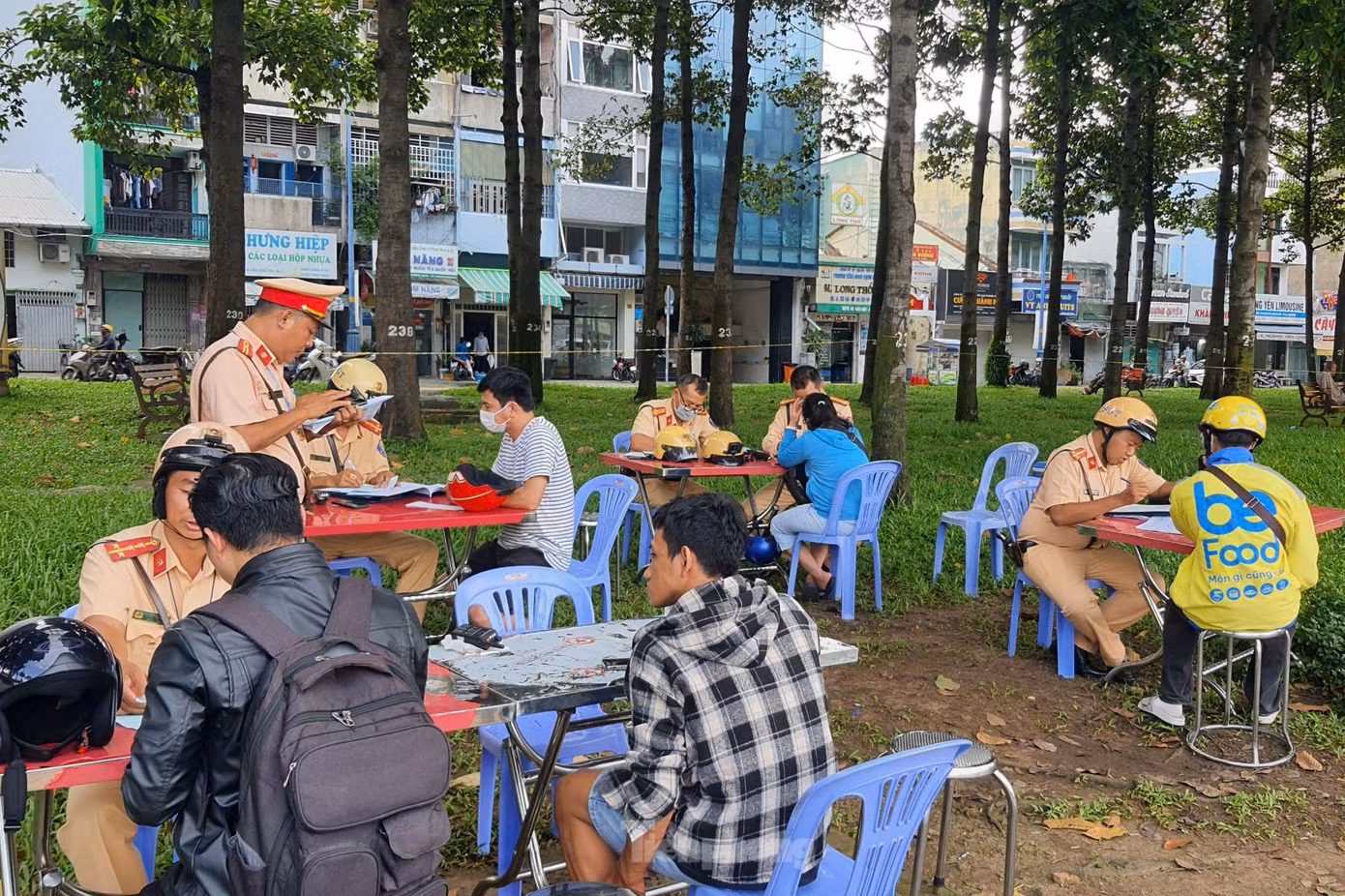 Nhiều người đi xe máy bị lập biên bản vì chạy quá tốc độ. Ảnh: Hoàng Thuận