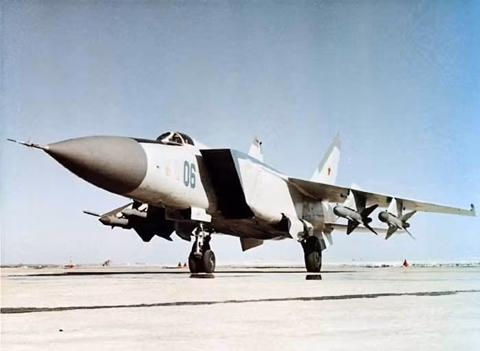 Hệ thống máy bay tiêm kích đánh chặn mang tên lửa đối không Mig-25-40 gồm máy bay tiêm kích đánh chặn Mig-25P và tổ hợp tên lửa đối không có điều khiển tầm trung R-40R (Photo of www.airwar.ru)