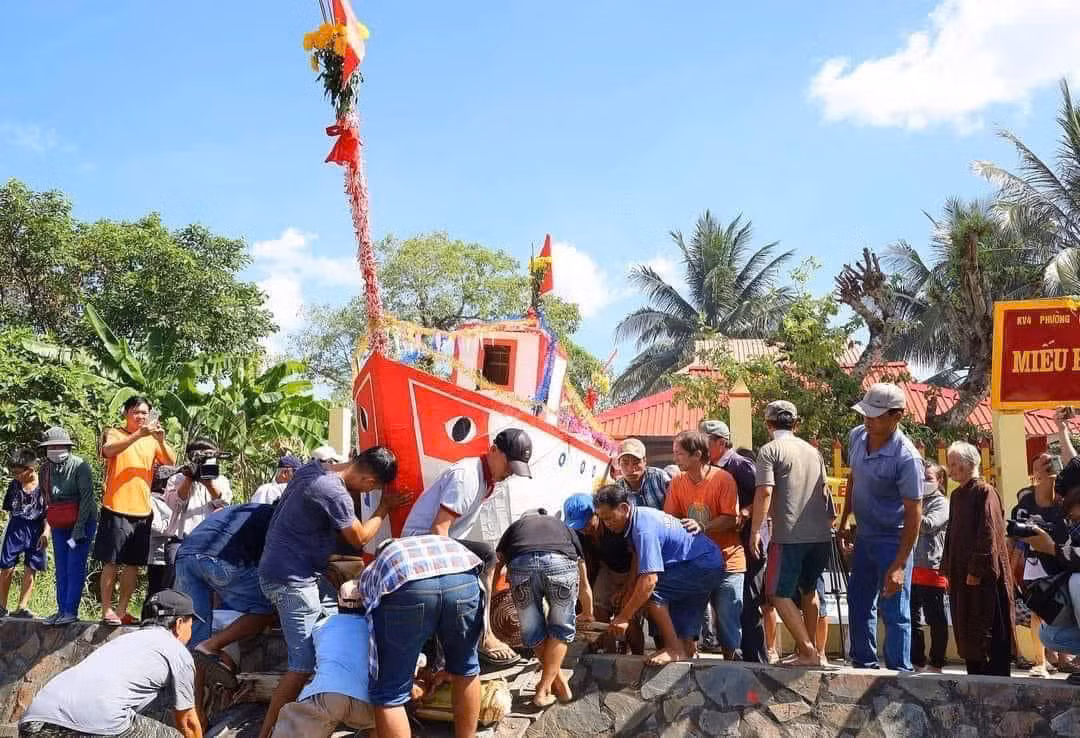 Người dân chuẩn bị cho lễ hội Tống Ôn. (Ảnh: Phạm Đỗ Minh Trung) Người dân chuẩn bị cho lễ hội Tống Ôn. (Ảnh: Phạm Đỗ Minh Trung)