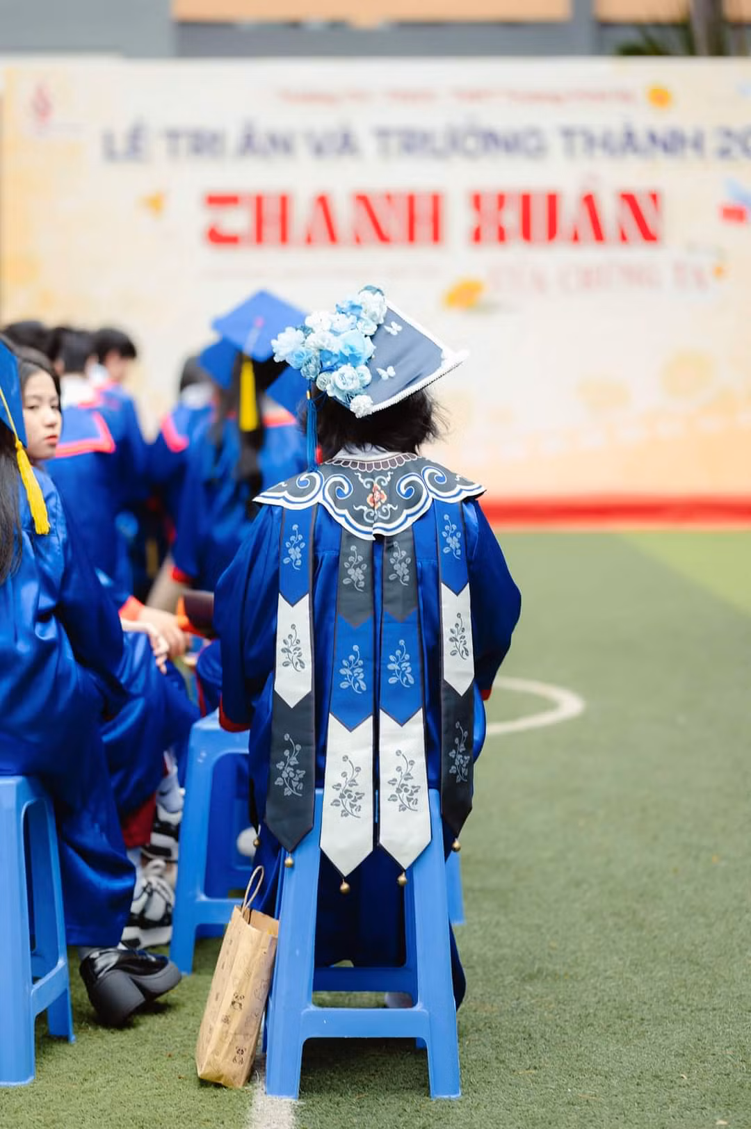 Bạn teen 2K6 này còn tỉ mỉ đính hoa lên mũ. (Ảnh: Nguyễn Thái Hương)