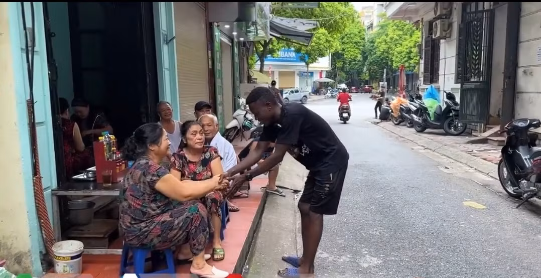 Sự thân thiện, gần gũi của chàng trai châu Phi xứng đáng đạt “10 điểm không có nhưng”. (Ảnh: Quang Linh Vlogs - Cuộc Sống ở Châu Phi) Sự thân thiện, gần gũi của chàng trai châu Phi xứng đáng đạt “10 điểm không có nhưng”. (Ảnh: Quang Linh Vlogs - Cuộc Sống ở Châu Phi)