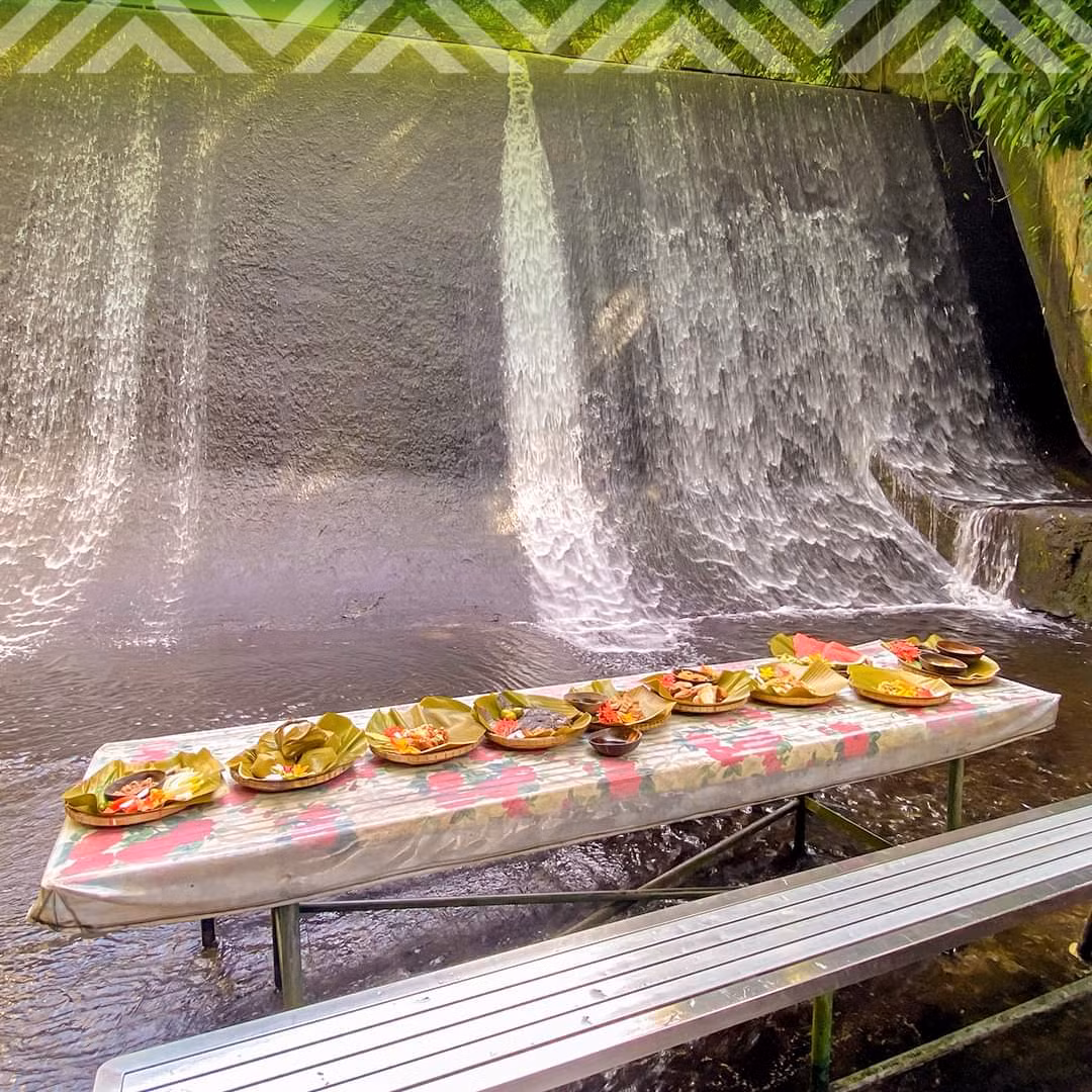 Bàn ăn được đặt ngay dưới thác nước. (Ảnh: Villa Escudero)