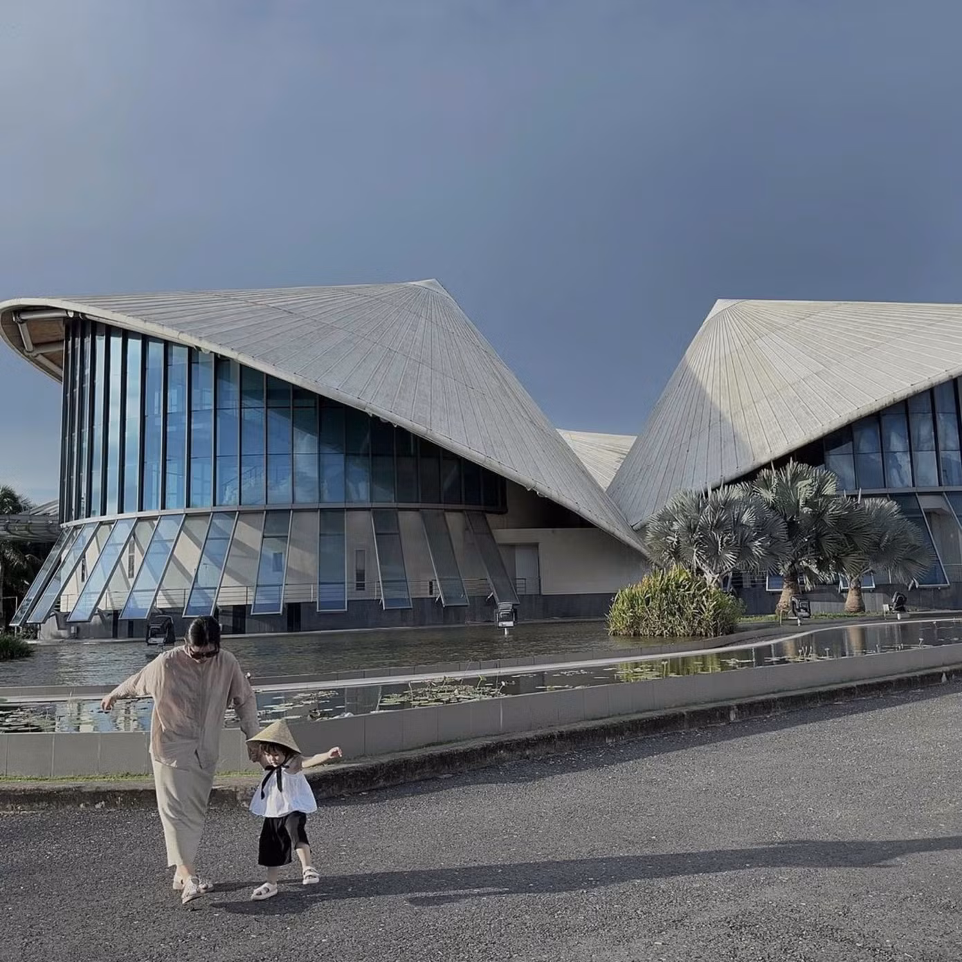 Nhà hát trở thành địa điểm check-in của nhiều du khách khi ghé thăm Bạc Liêu. (Ảnh: _imyy_) Nhà hát trở thành địa điểm check-in của nhiều du khách khi ghé thăm Bạc Liêu. (Ảnh: _imyy_)