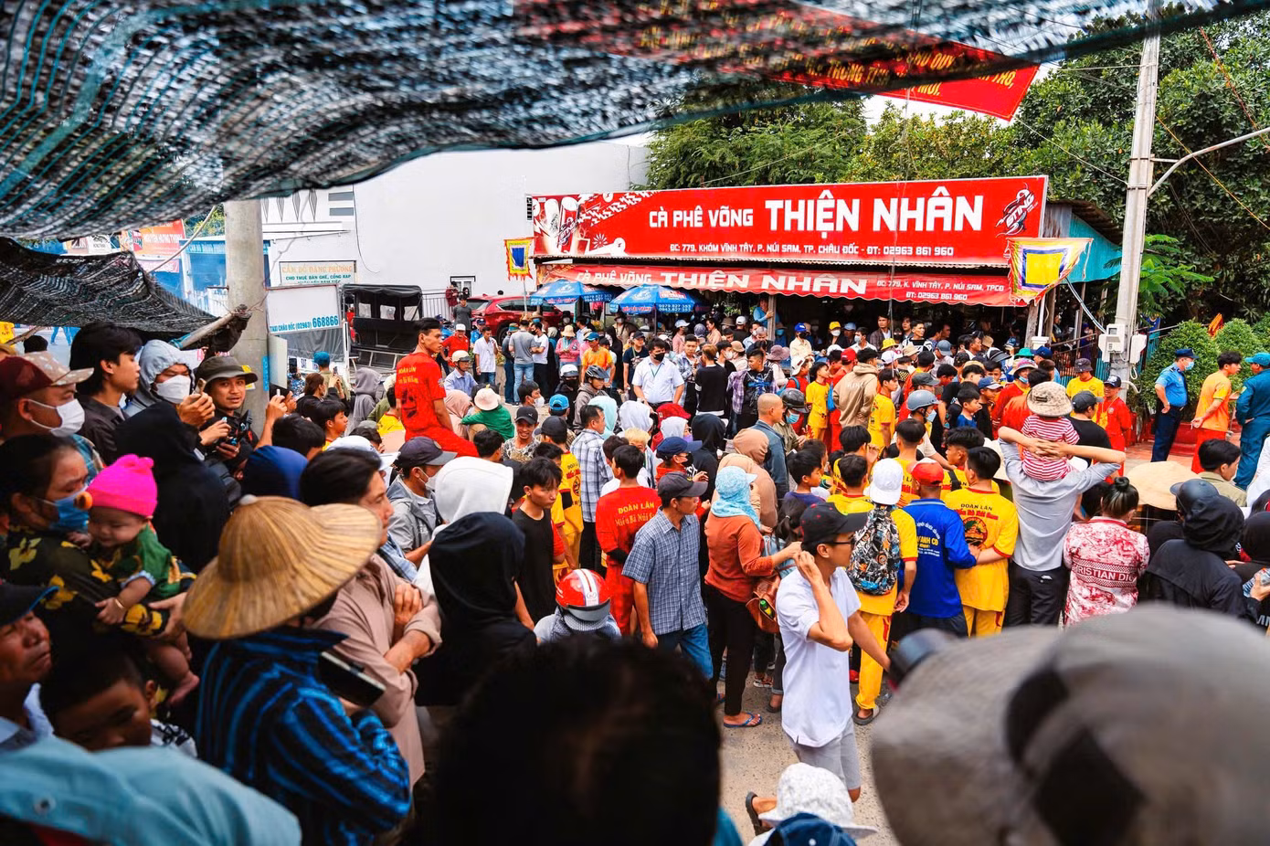 Đông đảo du khách và người dân địa phương tham gia lễ hội. (Ảnh: Nguyễn Đức Anh) Đông đảo du khách và người dân địa phương tham gia lễ hội. (Ảnh: Nguyễn Đức Anh)