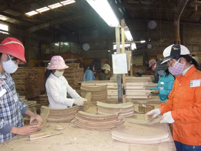 Nhiều doanh nghiệp lo ngại việc lương tối thiểu tăng trong bối cảnh kinh doanh khó khăn. Ảnh: Phong Cầm