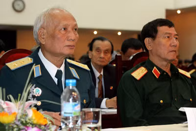 Các tướng lĩnh đã từng tiêu diệt pháo đài bay B-52 trong Chiến dịch “Hà Nội-Điện Biên Phủ trên không”. Trong ảnh: Anh hùng LLVTND, phi công Phạm Tuân và Anh hùng LLVTND Nguyễn Văn Phiệt