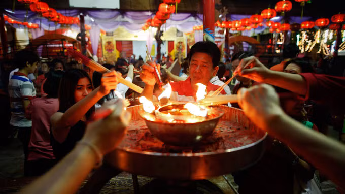 Một ngôi chùa tại Bangkok, Thái Lan trong đêm giao thừa. Ảnh: Reuters 