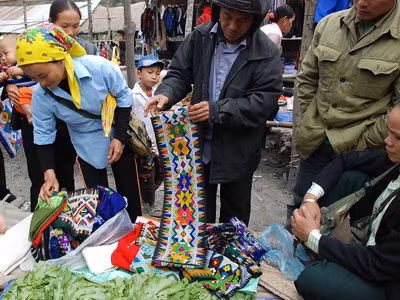 Chợ thổ cẩm của đồng bào Mông, Kỳ Sơn (Nghệ An)