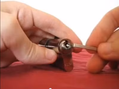 Rất dễ học được cách phá khóa trên mạng (ảnh chụp từ clip)