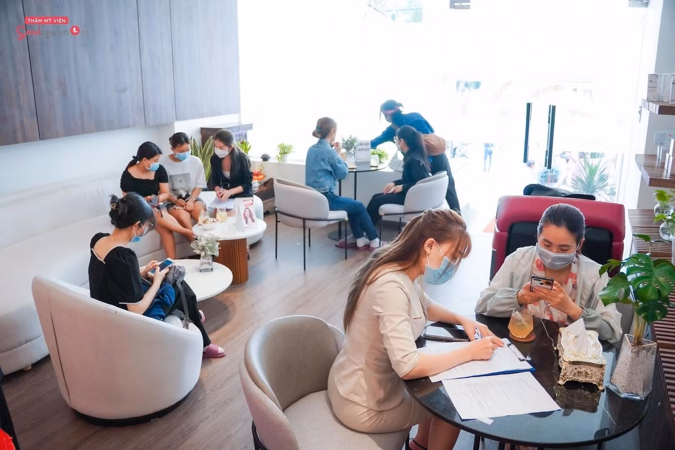 Nhiều sinh viên đến tham dự ngày khai trương, trải nghiệm dịch vụ Nhiều sinh viên đến tham dự ngày khai trương, trải nghiệm dịch vụ