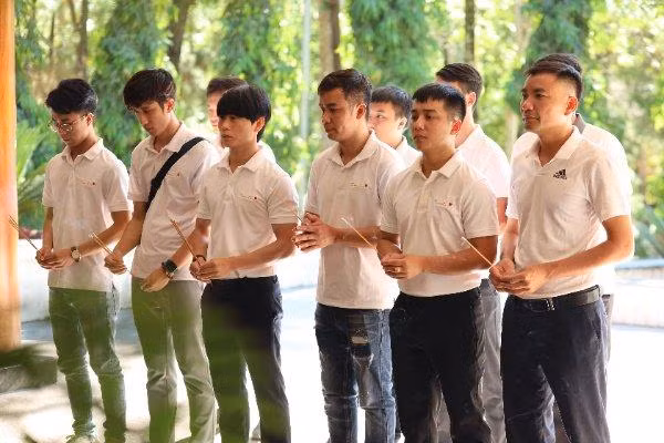 Các thành viên của TeamLee vui mừng khi hoàn thành được dự án.