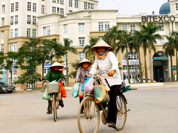 Nông dân lên thành phố mưu sinh. Ảnh: Hồng Vĩnh