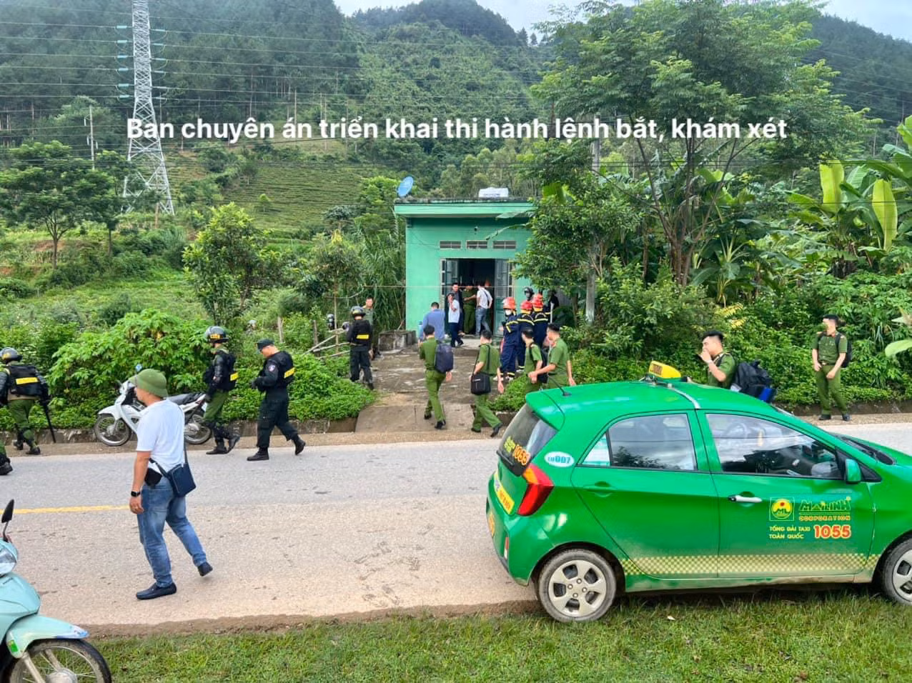 Lực lượng công an khám xét tại nhà riêng ông Hà Văn Giót.