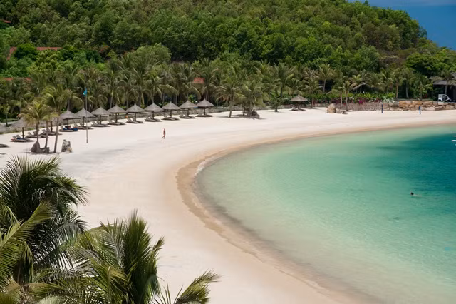 Bãi biển nhìn từ một khu nghỉ dưỡng Vinpearl, Nha Trang, Khánh Hòa 