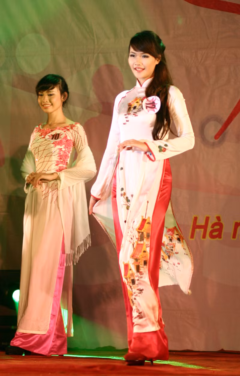 Thu Nga trong phần trình diễn áo dài