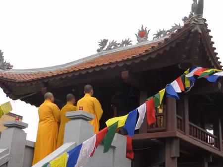 Các nhà sư làm lễ cho Chùa