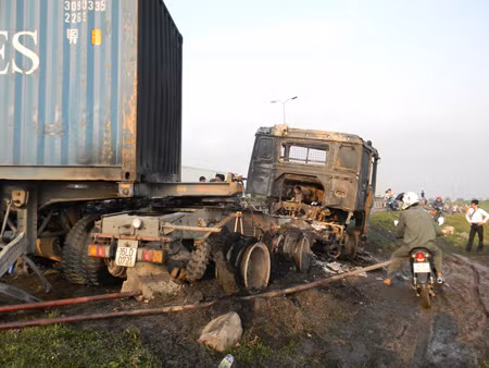 Phải mất rất nhiều thời gian, lực lượng chức năng mới đưa được hai container ra khỏi hiện trường, giải tỏa ách tắc. Phải mất rất nhiều thời gian, lực lượng chức năng mới đưa được hai container ra khỏi hiện trường, giải tỏa ách tắc