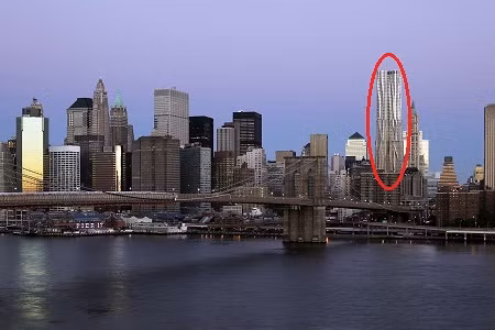 Tòa nhà nằm ở quận trung tâm tài chính và có tầm nhìn ra cầu Brooklyn xinh đẹp