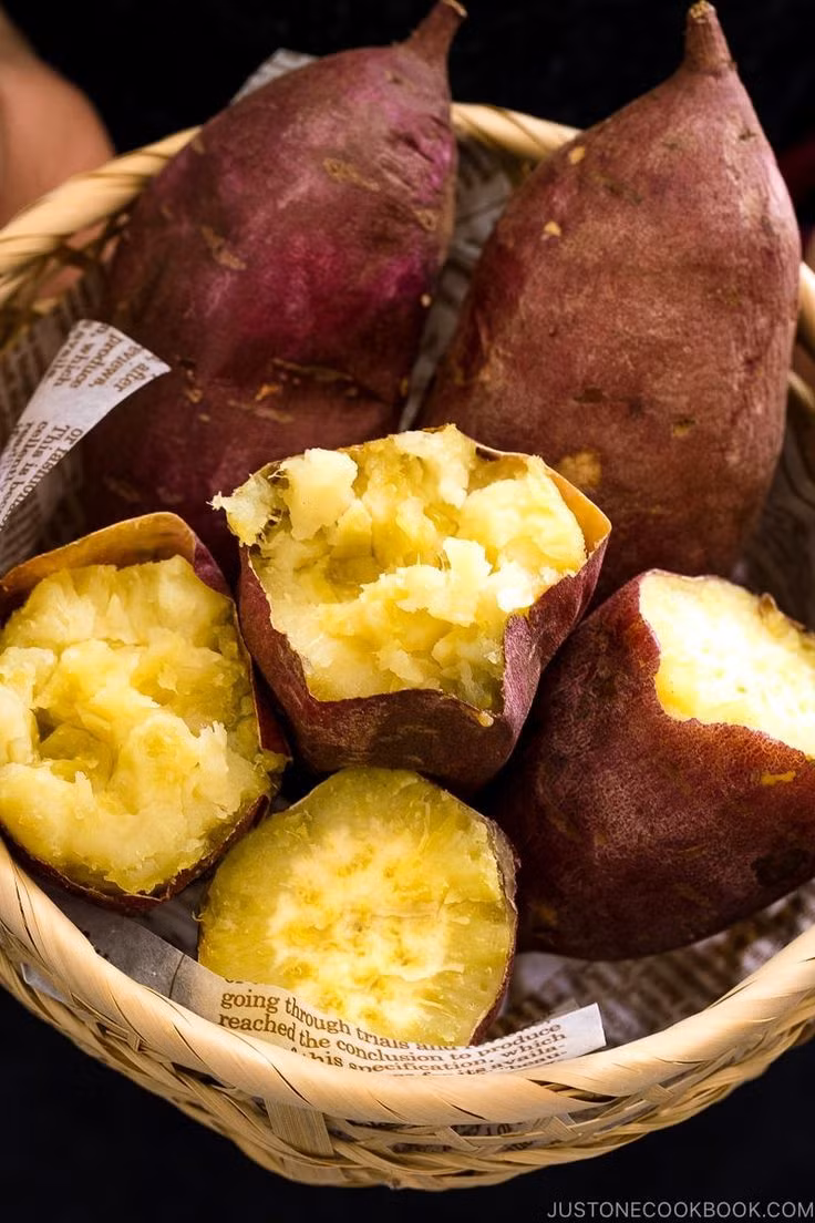 Việc lựa chọn “ăn được một tuần” với cùng số tiền là cách thế hệ trước tìm thấy sự ổn định trong một thế giới “nay đây mai đó”. Ảnh: Widya