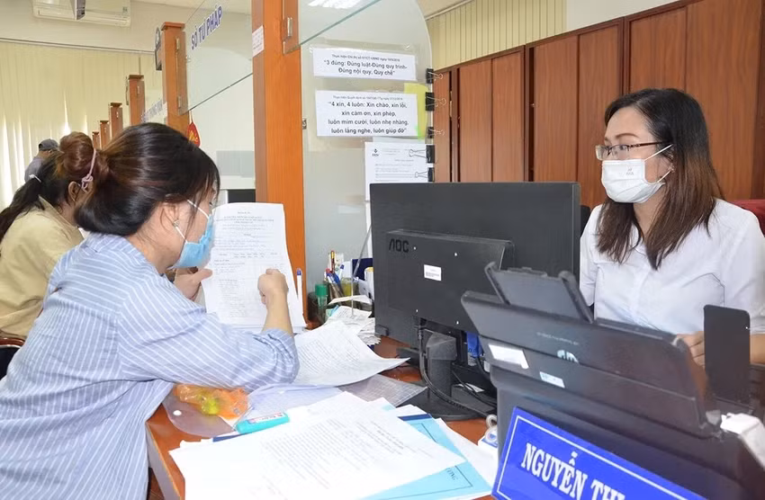 Người dân đến làm thủ tục tại Trung tâm phục vụ hành chính công tỉnh Bà Rịa - Vũng Tàu. Ảnh minh họa: HT