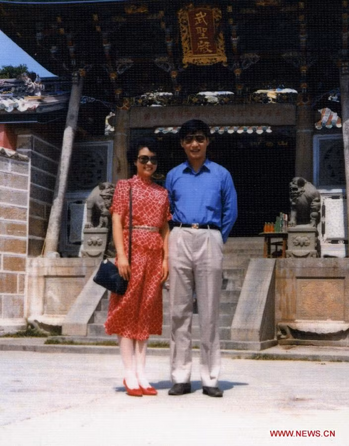 Ông Tập Cận Bình và phu nhân Bành Lệ Viện năm 1987 