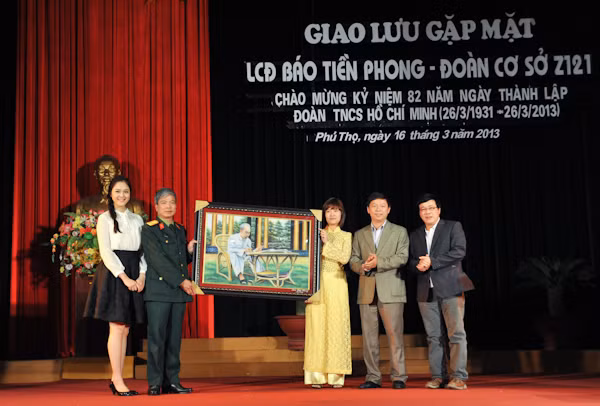 Phó tổng BT báo Tiền Phong Trần Thanh Lâm tặng quà 