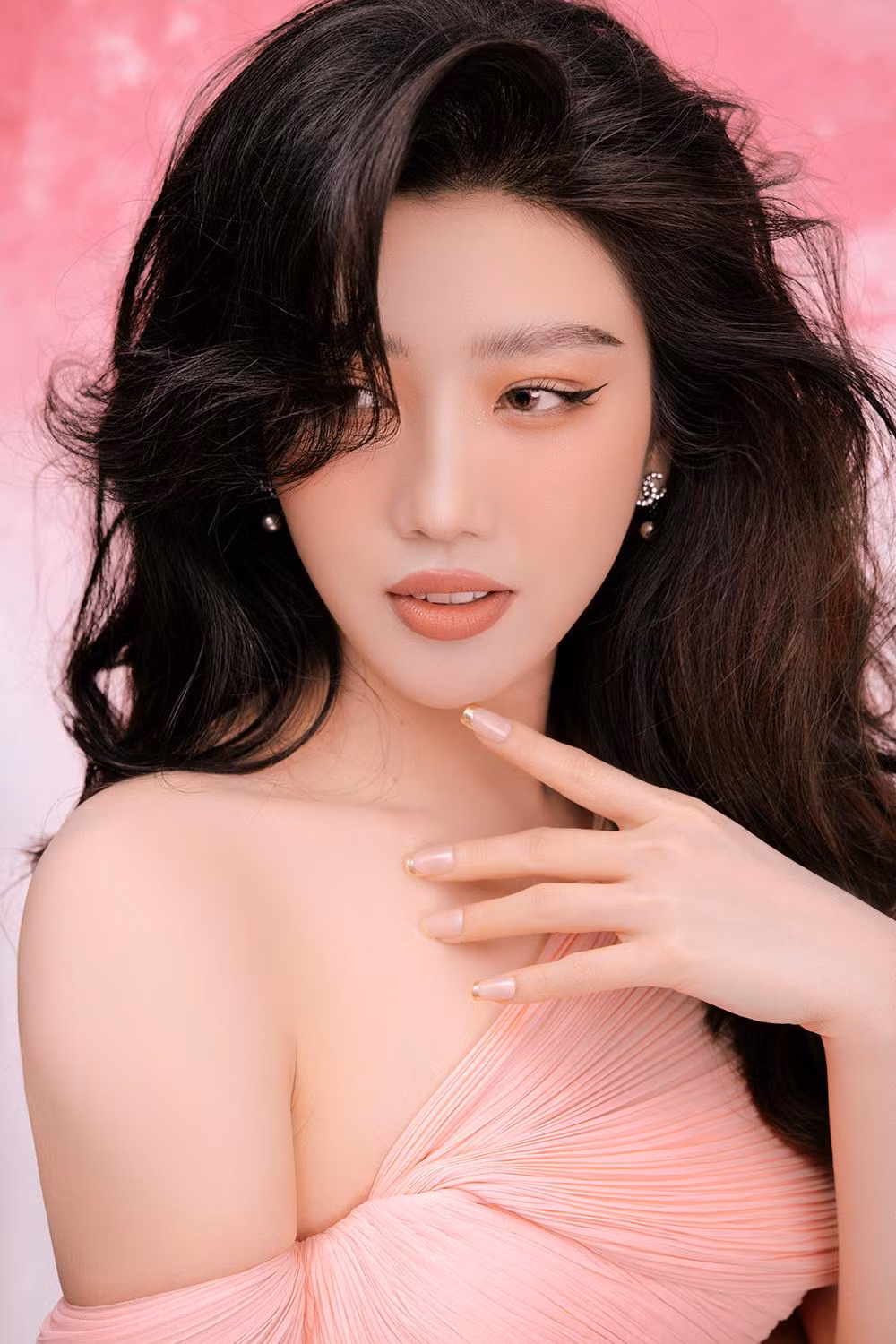 Người đẹp khoe nhan sắc ngọt ngào tựa 'nàng Xuân' khi diện bộ váy lệch vai tông màu hồng pastel quyến rũ.