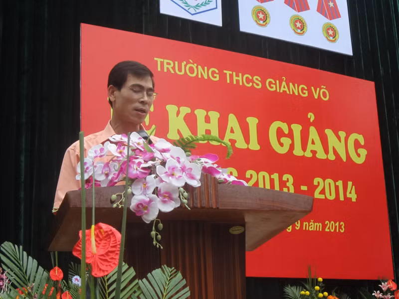Thầy hiệu trưởng cùng các vị khách mời đọc diễn văn khai giảng năm học mới