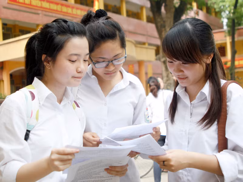 Cùng nhau ôn bài trước khi bước vào phòng thi