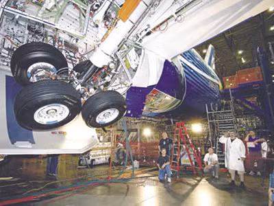 Xưởng lắp ráp máy bay Boeing ở thành phố Saetle (Mỹ) to như sân vận động.