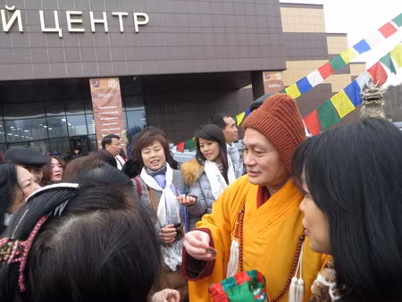 Đại đức Thích Thanh Hiền phát bùa may mắn cho các phật tử