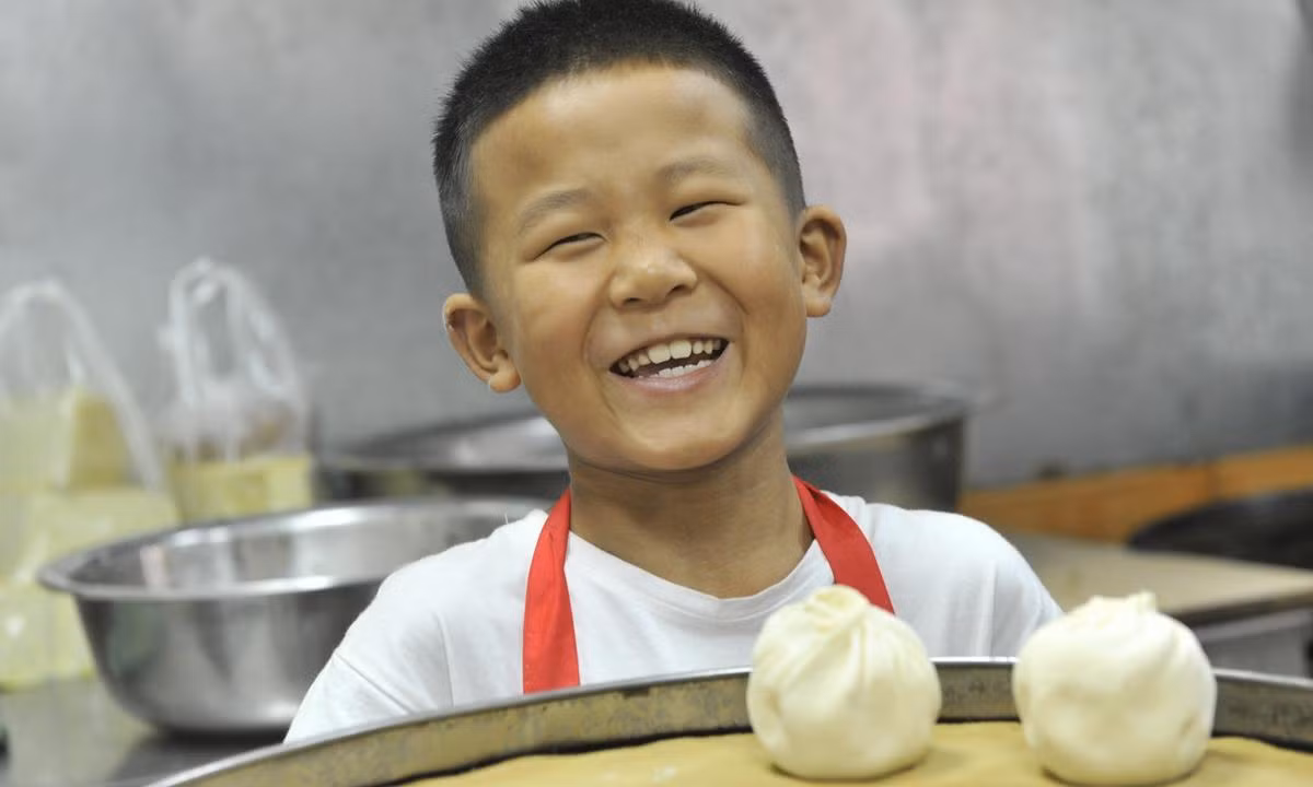 Một cậu bé 7 tuổi đến từ tỉnh Thiểm Tây, Trung Quốc học cách làm Baozi, một loại bánh bao phổ biến ở nước này.