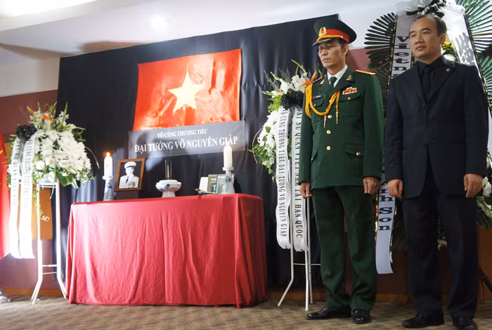 Bàn thờ Đại tướng tại Đại sứ quán Việt Nam ở Hàn Quốc. Ảnh: T.Đ