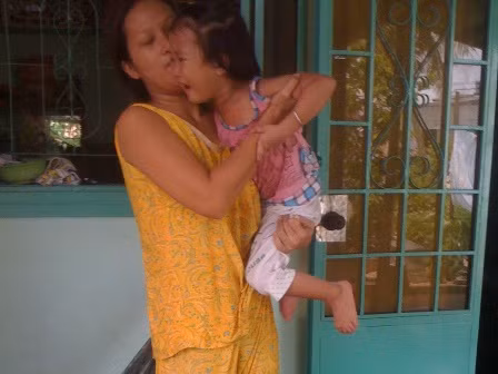 Chị Thuận và đứa con bị bệnh nhưng chưa bao giờ được khám