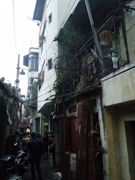 Ngôi nhà bị cháy nằm sâu trong ngõ