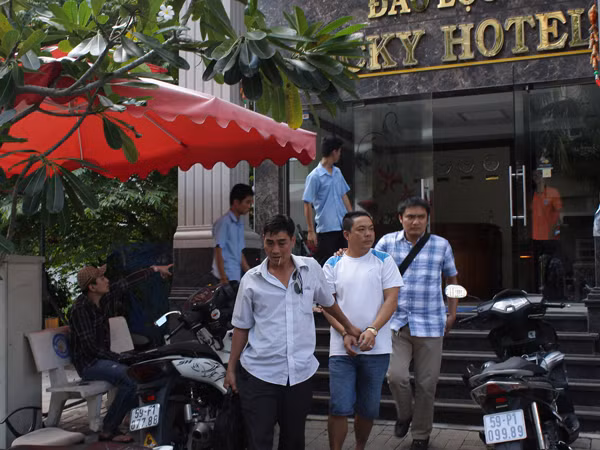 Lê Văn Lùng (người bị còng tay) 