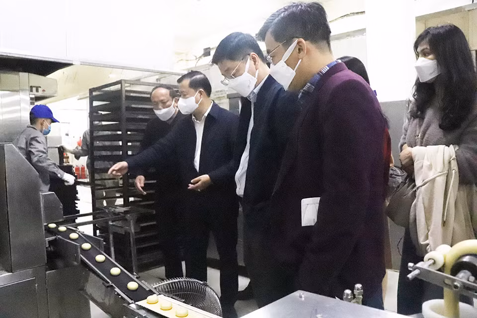 Đoàn kiểm tra liên ngành ATTP số 1 kiểm tra Công ty TNHH chế biến thực phẩm Thanh Hương – cơ sở chế biến sản xuất bánh jambon. Ảnh: Thanh Bình Đoàn kiểm tra liên ngành ATTP số 1 kiểm tra Công ty TNHH chế biến thực phẩm Thanh Hương – cơ sở chế biến sản xuất bánh jambon. Ảnh: Thanh Bình