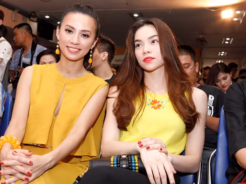 Nữ MC duyên dáng ngồi cùng ghế với 'bà bầu' của nhóm V.Music - ca sĩ Hồ Ngọc Hà. Cả hai vô tình 'đụng' váy vàng rực vô cùng nổi bật