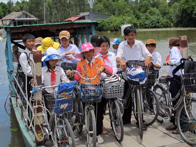 Học sinh ở U Minh - Cà Mau đi đò đến trường. Ảnh: Tiến Hưng