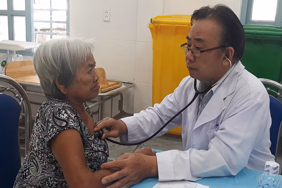 Khám bệnh cho hơn 300 người dân ở huyện Bình Chánh ảnh 2