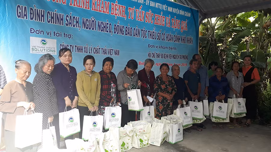 Khám bệnh cho hơn 300 người dân ở huyện Bình Chánh ảnh 4